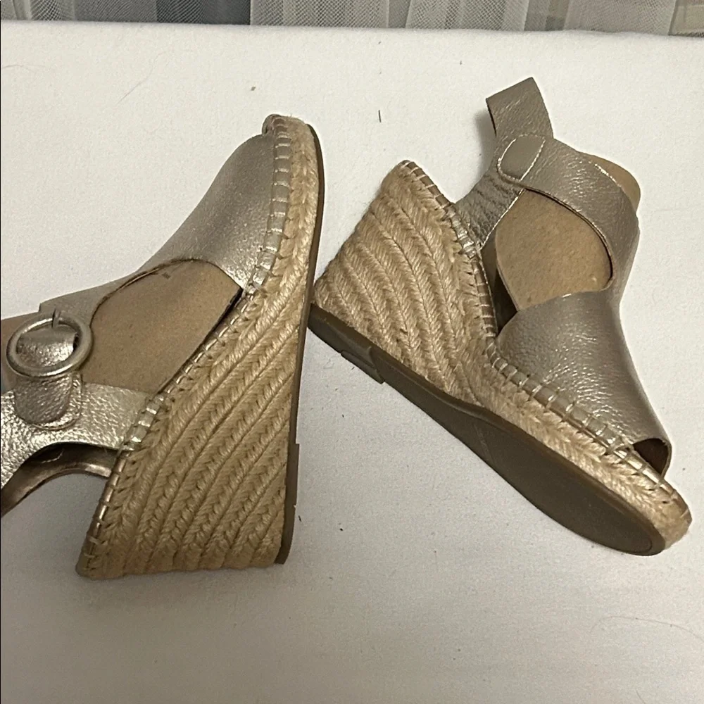 New never worn Marc Fisher Metallic gold Espadrille Wedges. Size7